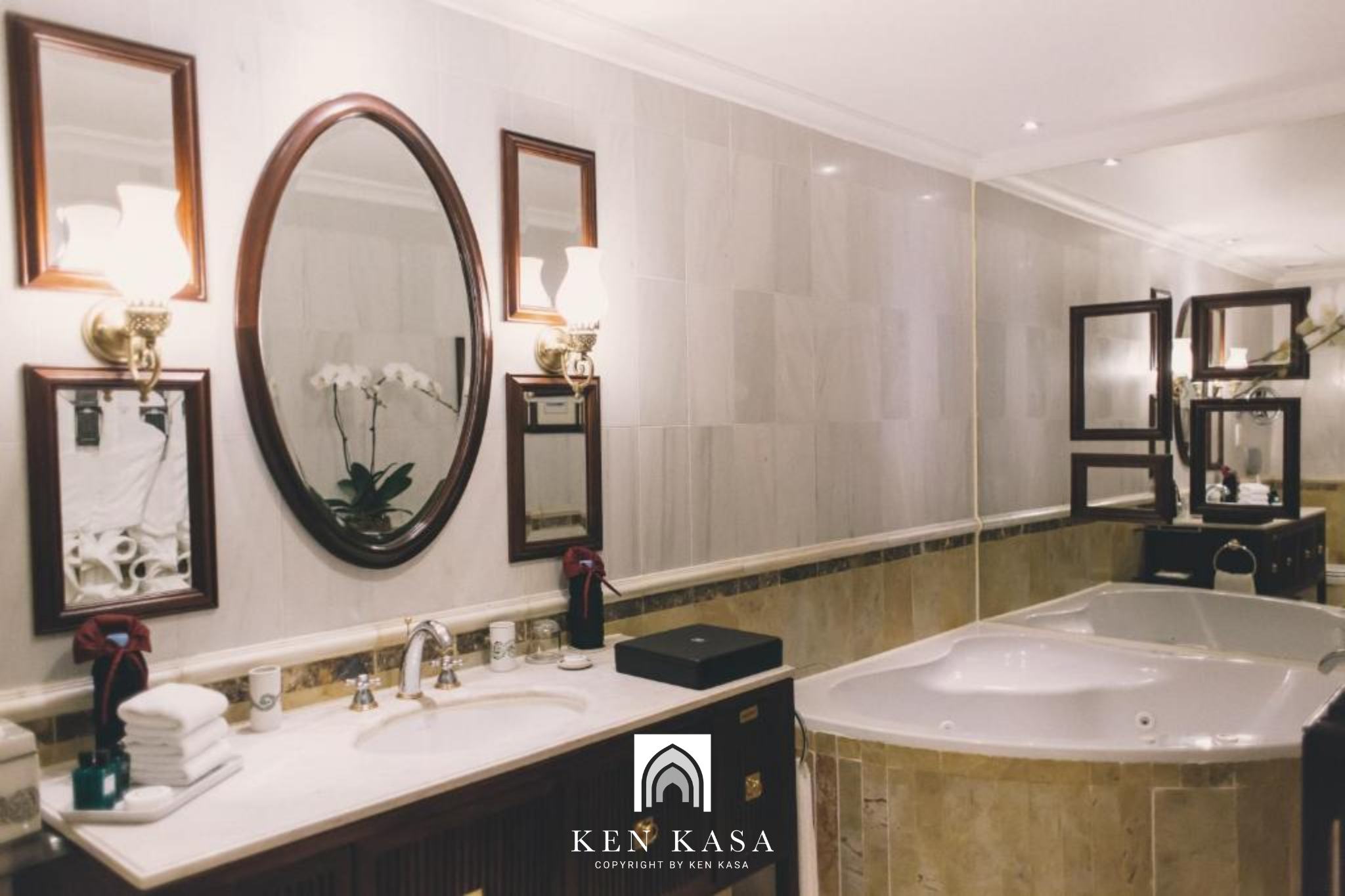 một góc trong nhà tắm của Sofitel Legend Metropole Hanoi