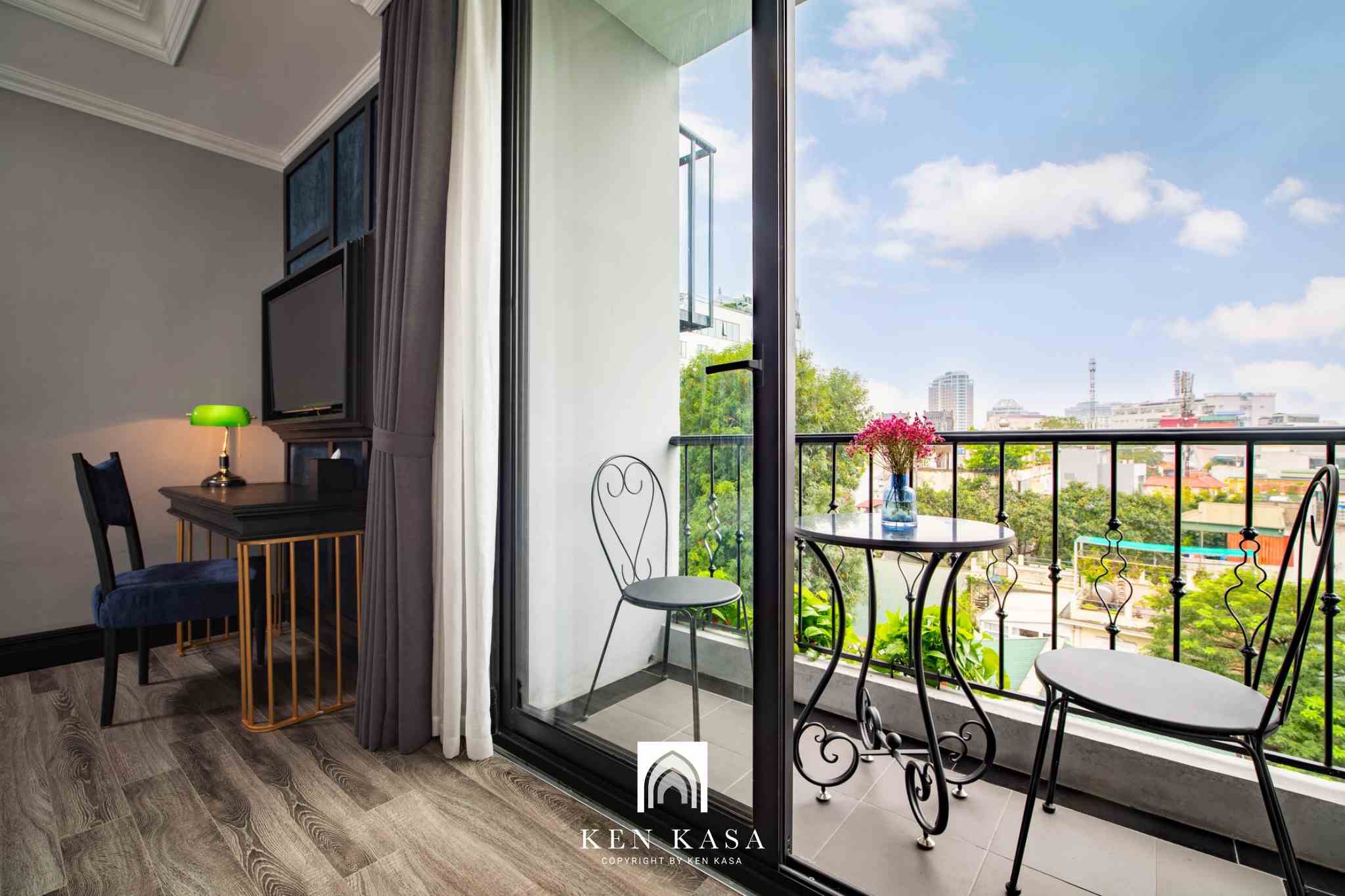 Thiết kế cửa kính cao sát trần tận dụng nguồn sáng