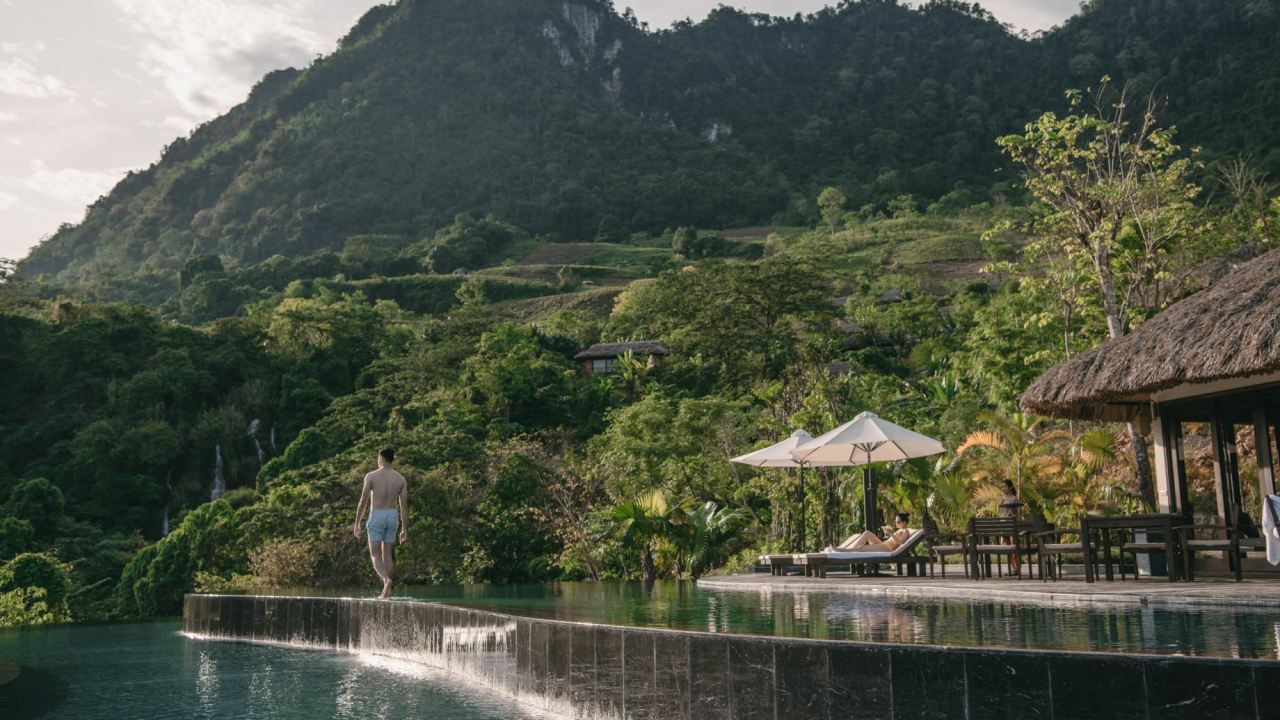 Bể bơi vô cực 3 tầng tại Avana Retreat Resort Hòa Bình
