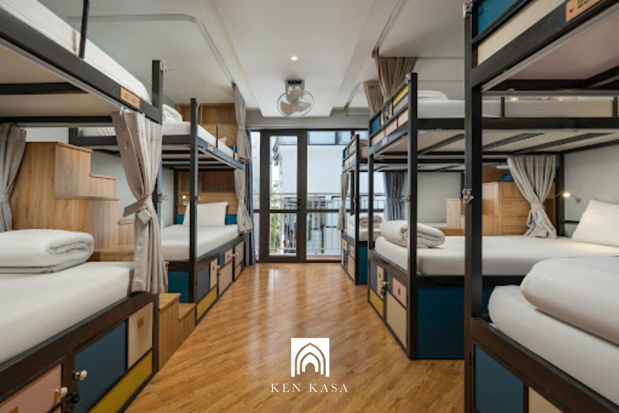 Kh&ocirc;ng gian b&ecirc;n trong được thiết kế theo phong c&aacute;ch hiện đại