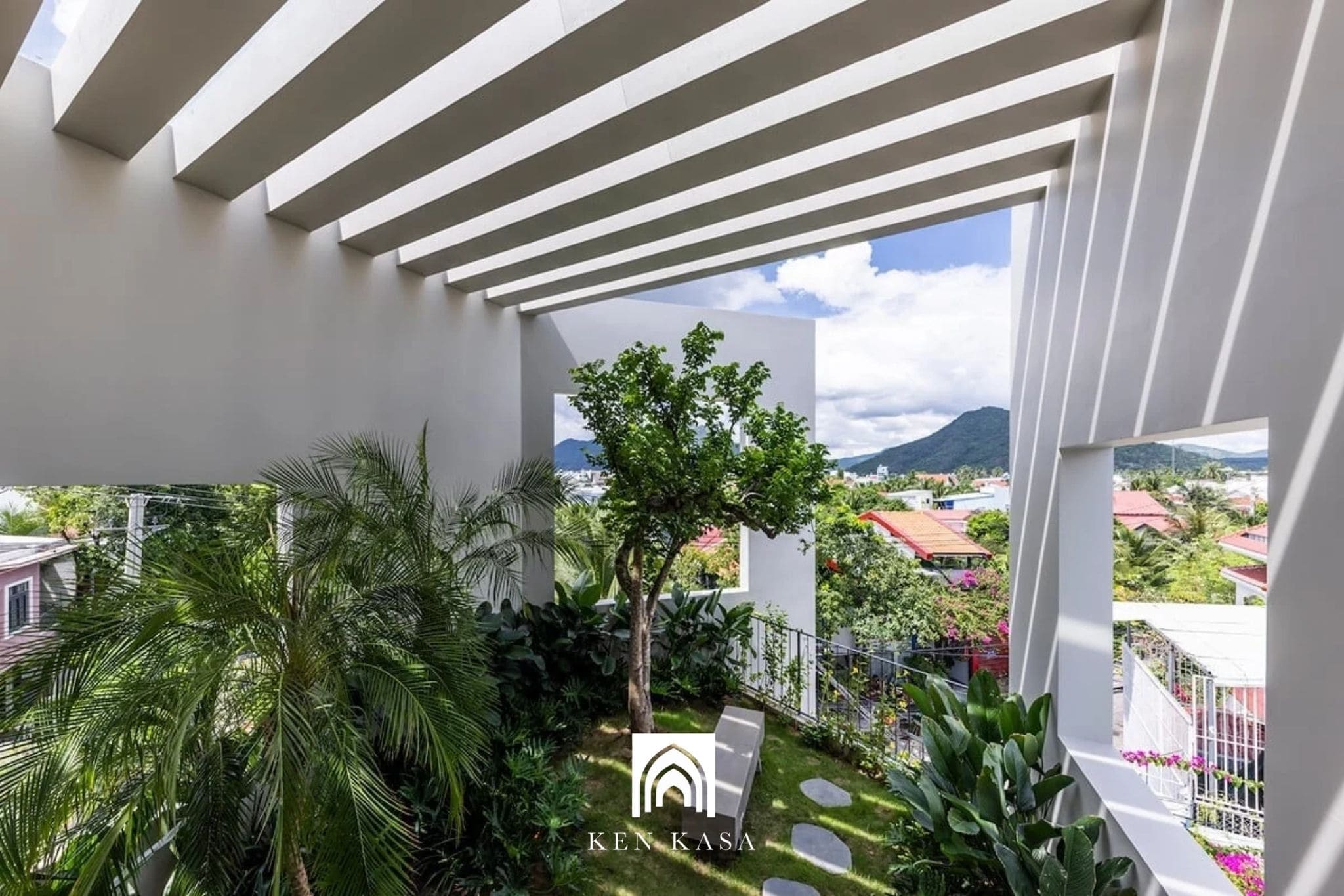 Sử dụng lam chắn nắng và mái che