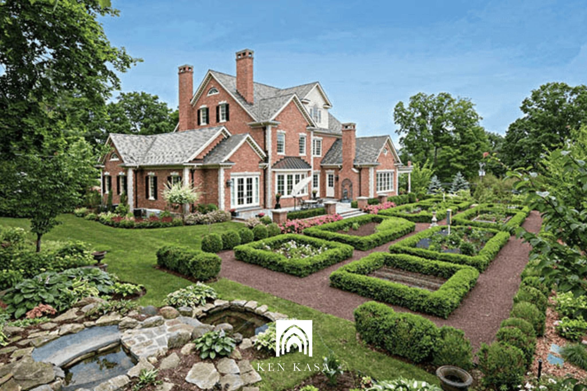 Nh&agrave; vườn phong c&aacute;ch Ch&acirc;u &Acirc;u cổ điển kết hợp s&acirc;n vườn rộn